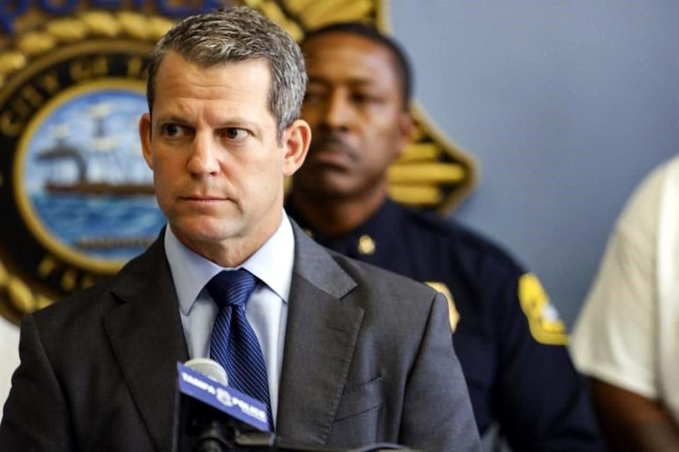 El Fiscal estatal de Hillsborough, Andrew Warren, habla durante una conferencia de prensa en el Departamento de Policía de Tampa.