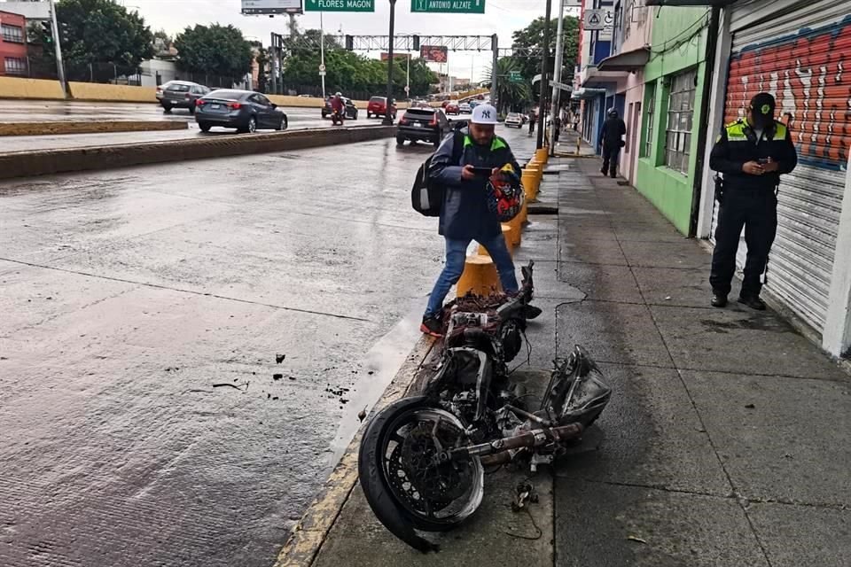 El joven perdió el control de su motocicleta, al caer comenzó a incendiarse en Circuito Interior.