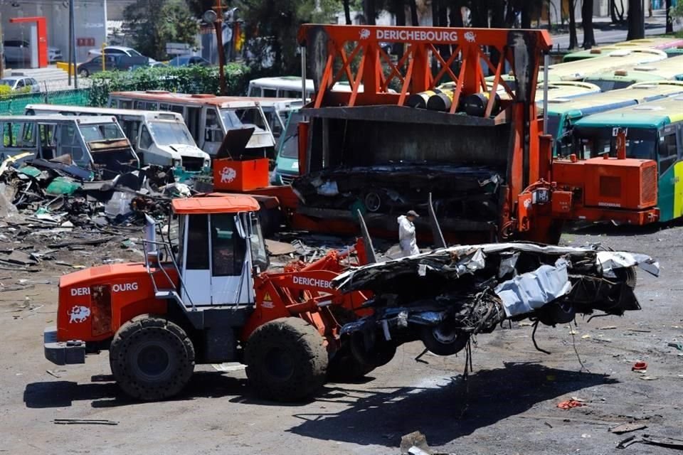 En la Alcaldía Iztapalapa, un puente reúne a personas que contemplan el proceso de desecho de microbuses, incluso hasta se toman fotos