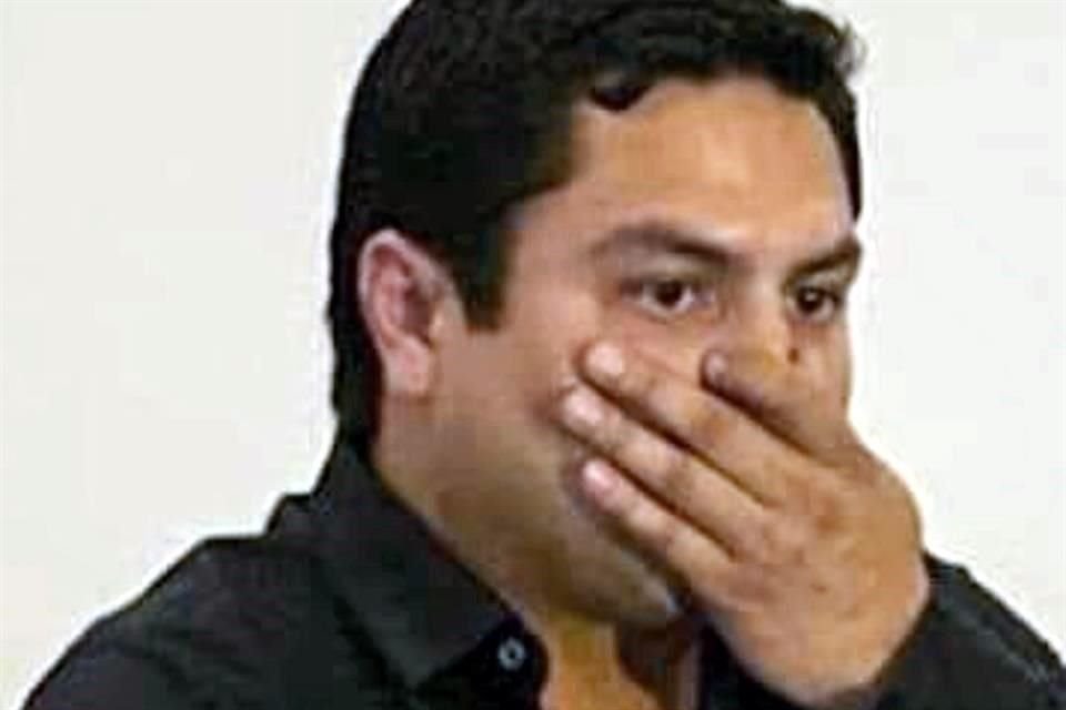 @LosComparesMty publicó la imagen del cantante con el texto 'La cara de Julión Álvarez al ver que por su culpa están gastando agua de más'.