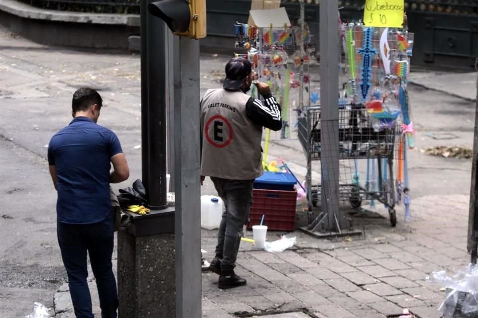 Un grupo de franeleros volvió a habilitar un servicio falso de valet parking para los visitantes que llegan en auto a la Primera Sección del Bosque de Chapultepec.