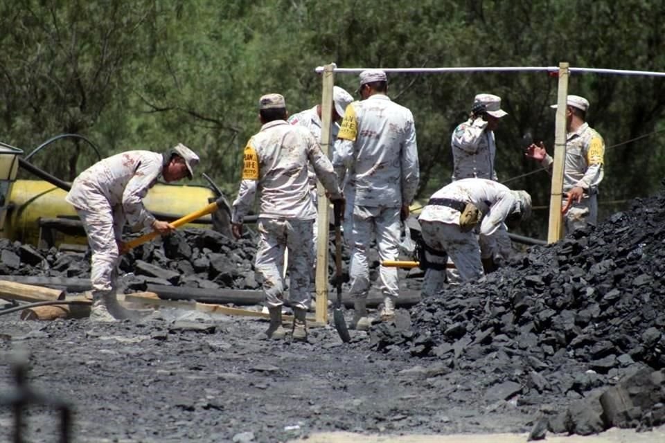 Los trabajos para rescatar a mineros se realizan a contrarreloj.