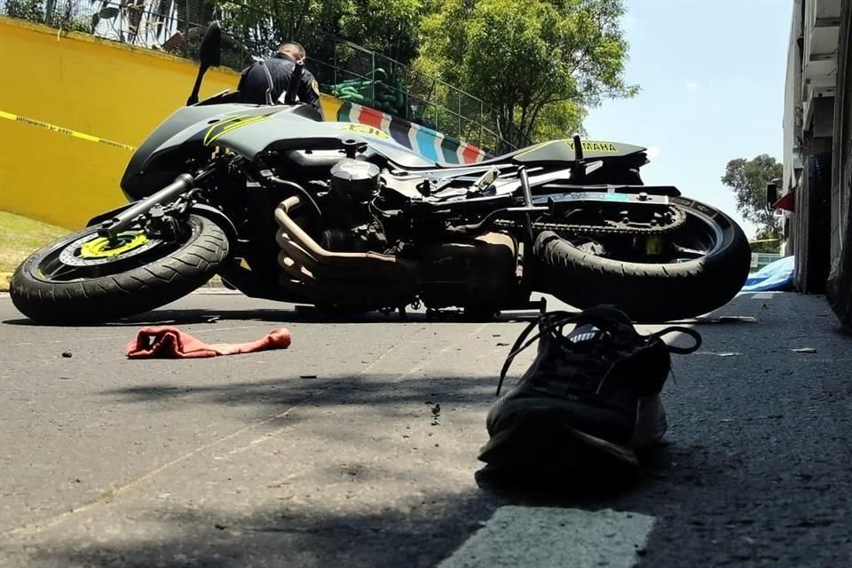 Un motociclista perdió el control de su vehículo y quedó debajo de las llantas de un tráiler de volteo.