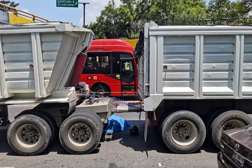 Un motociclista perdió el control de su vehículo y quedó debajo de las llantas de un tráiler de volteo.