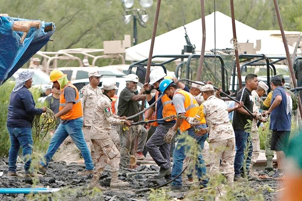 Rescatistas, voluntarios y militares laboran en la zona del siniestro, pero no  pudieron ingresar a la zona de mineros atrapados.