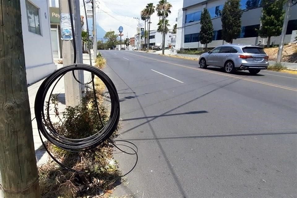 En la Avenida Francisco Garza Sada, en la Colonia Chepevera, una madre de familia estuvo a punto de morir por cables colgados en la calle.