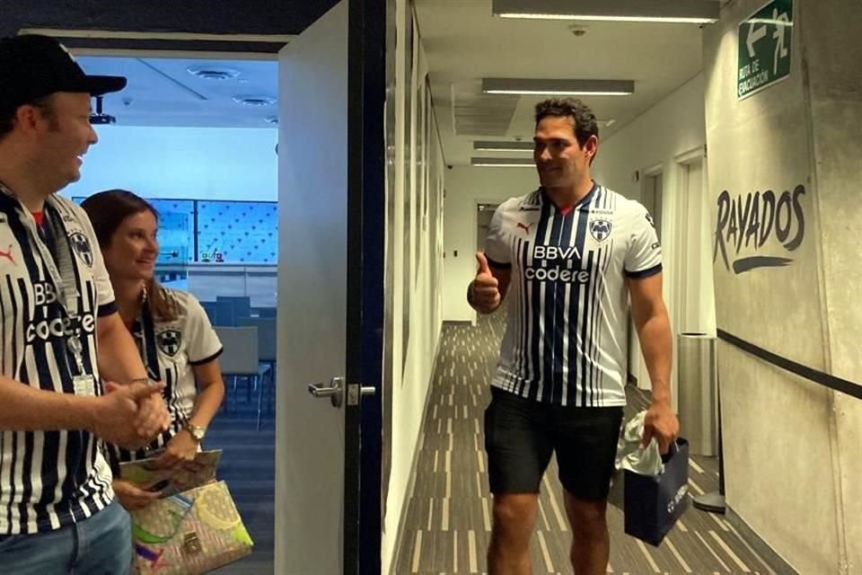 Mark se puso la playera de Rayados.