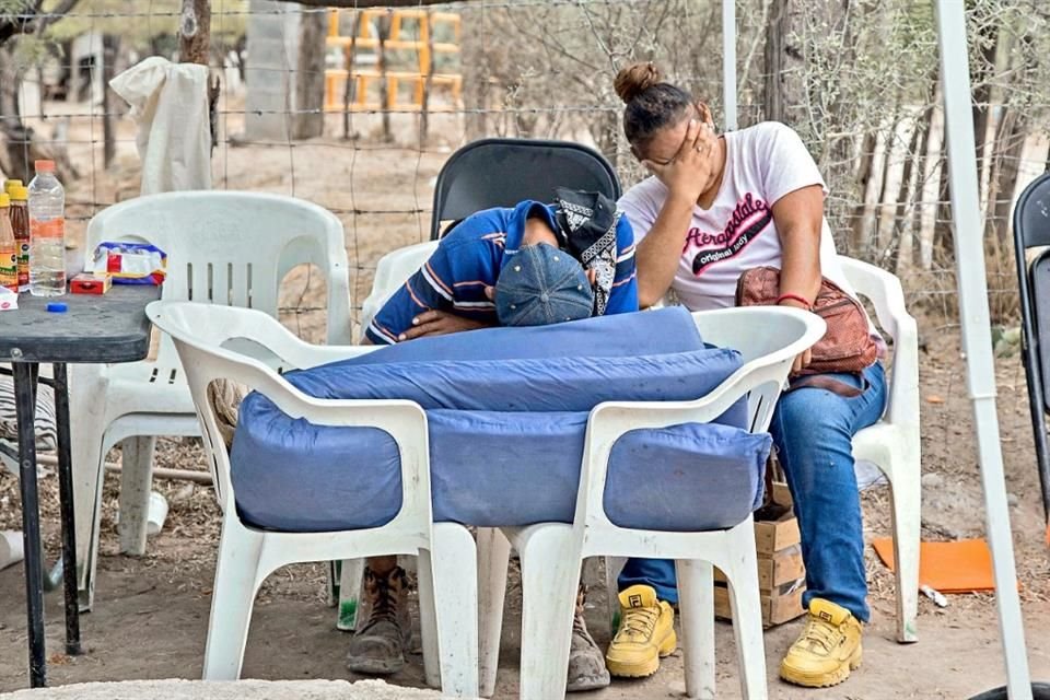 Tras varias horas de trabajar en el salvamento, un minero trata de descansar en una silla.