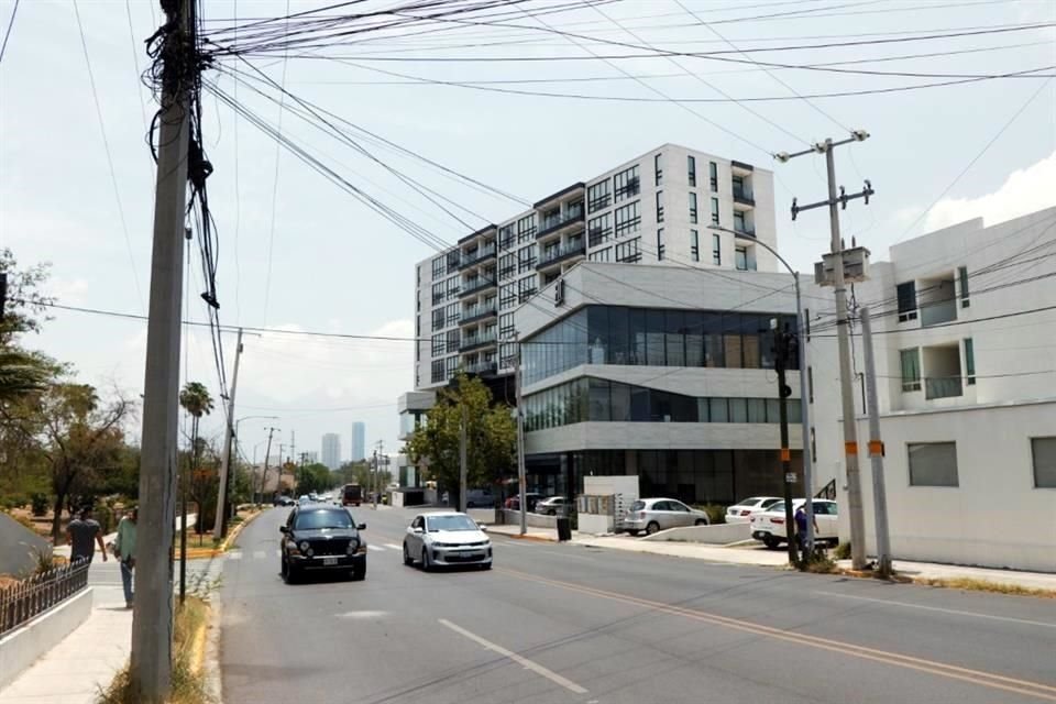 Los cables fueron cortados ayer por un contratista, dijeron comerciantes de la Col. Chepevera.
