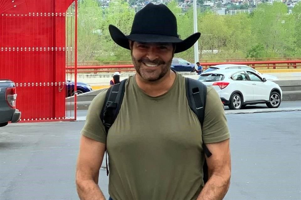 El cantante, quien estuvo ayer de paso por Monterrey, está de gira con su 'Tour Homenaje al Rey'.