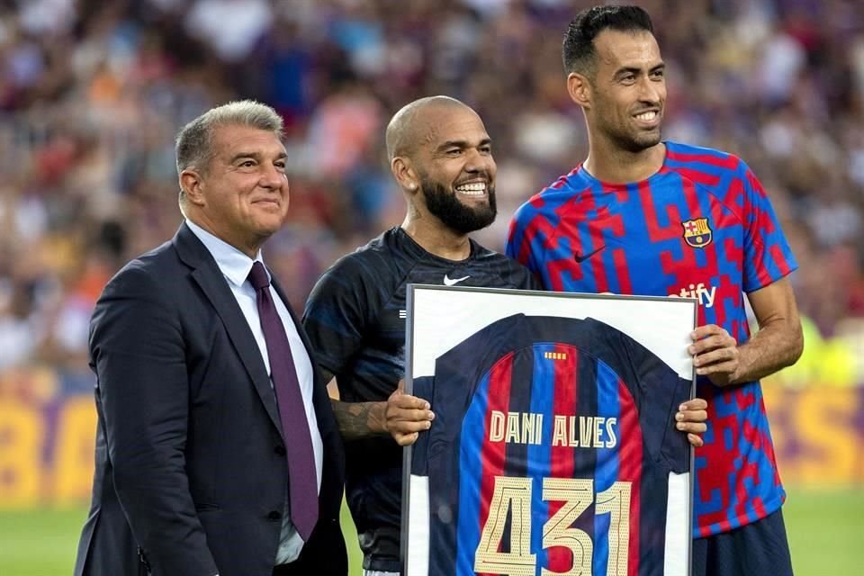 Dani Alves fue homenajeado antes del partido.