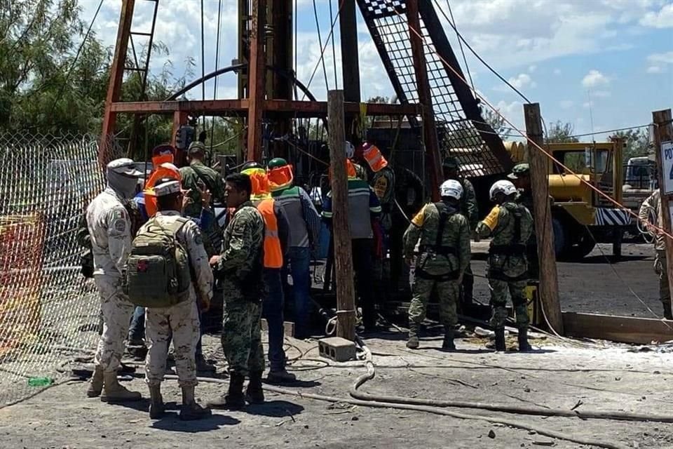 Para las maniobras, los encargados de los trabajos de rescate en la mina detuvieron el bombeo desde el Pozo 4 y además del dron permitieron el descenso de un elemento del Ejército.