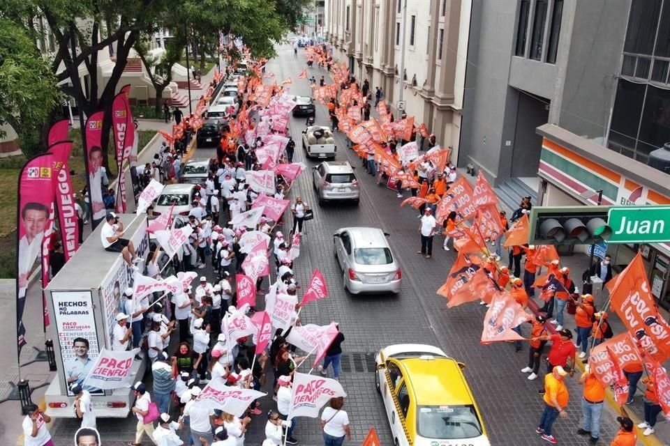 Afuera, cientos de simpatizantes de diferentes partidos se mezclaron en las calles previo al Encuentro.