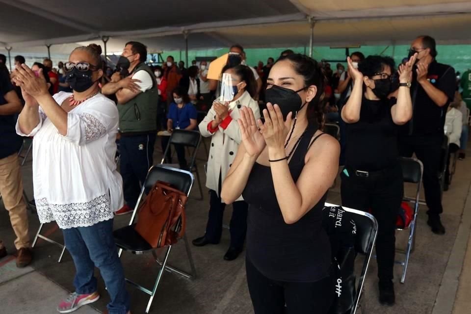 Varias mujeres estuvieron entusiasmadas durante la espera.