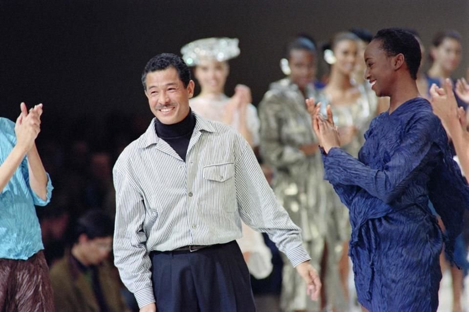 El diseñador Issey Miyake, quien forjó una de las principales marcas de moda de Japón, falleció el pasado viernes a los 84 años.