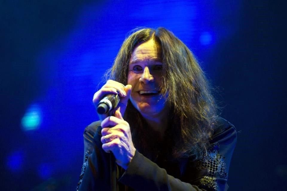 El músico Ozzy Osbourne regresó a los escenarios tras someterse a una operación muy importante hace casi dos meses.