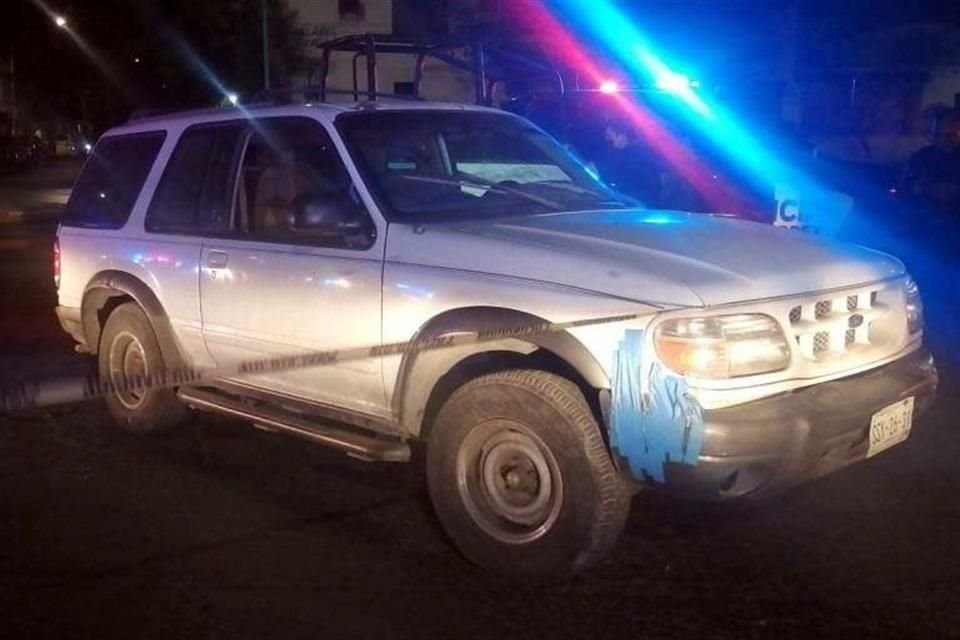 Al hacer alto en el semáforo, vieron que de la camioneta, entre forcejeos bajó un joven y les pidió el auxilio.
