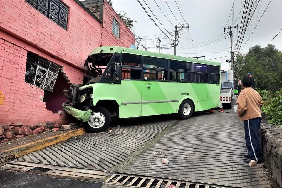 El chofer maniobró y terminó impactado contra una casa, en la Colonia Corpus Christi, donde derribó muros de un cuarto donde alguien dormía.