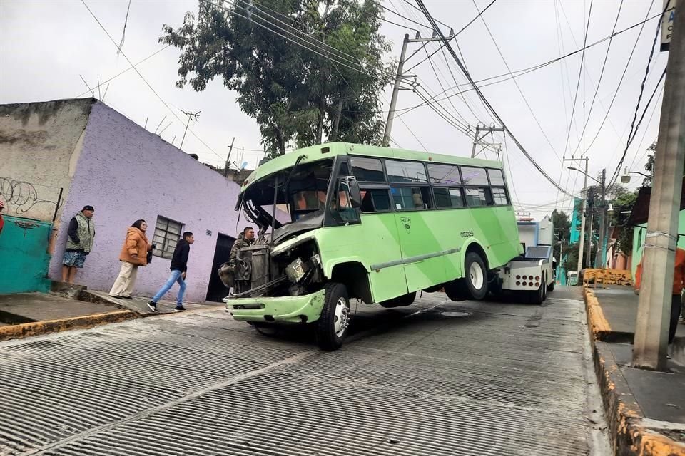 Más de una hora se prolongaron las labores para retirar el camión una grúa.