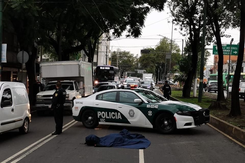 Según las primeras versiones, el comerciante, de 55 años, intentó cruzar la vialidad y fue embestido por una camioneta.