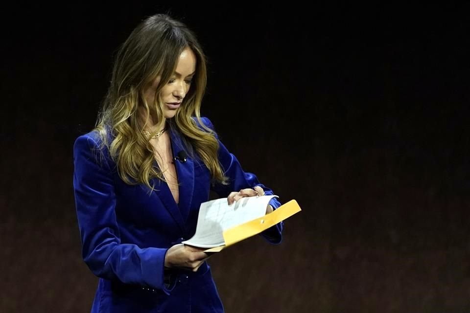 Luego de que en un evento público le entregaran sus documentos de divorcio, la actriz Olivia Wilde presentó una solicitud legal para desestimar la petición de custodia de su ex esposo, Jason Sudeikis.