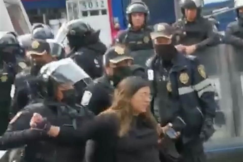 'Me sacan a empujones y con el escudo me siguen pegando y empujando', dijo la diputada Daniela Álvarez.