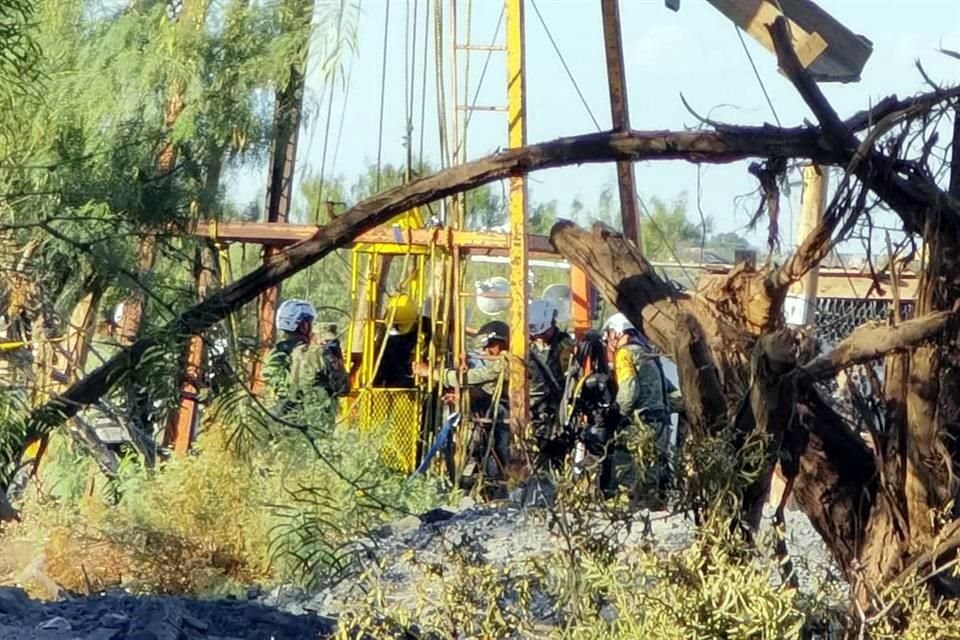 Uno de los mineros voluntarios que colaboran en los trabajos de rescate de 10 mineros atrapados en la mina El Pinabete, sale de la jaula de seguridad color amarillo.