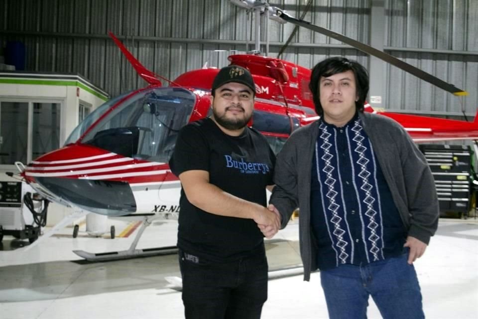 Un helicóptero Bell de la empresa Helidom Servicios Aéreos será el encargado de dispersar los poemas. En la foto el operador de la aeronave (izq.) y Ricardo Suasnavar, quien gestionó el apoyo.