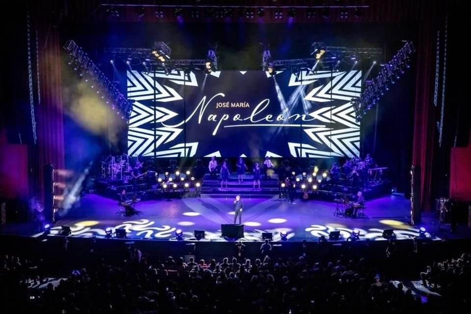 José María Napoleón logró un sold-out en la primera de dos noches de su gira de despedida en el Auditorio Nacional.