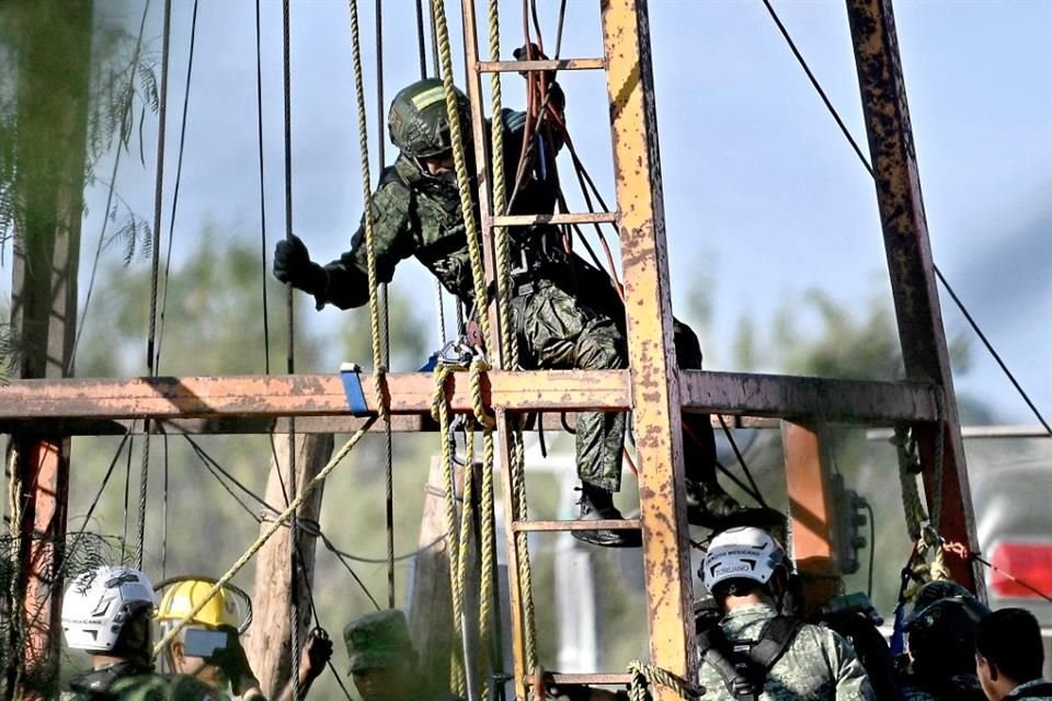 Familiares de mineros atrapados en Coahuila vivieron nueva decepción, luego que tareas de rescate no se pudieran concretar por obstáculos.