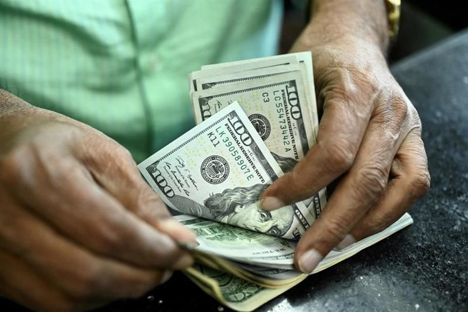 El dólar cerró en 17.71 pesos en Banamex y en 17.26 unidades en el Forex.