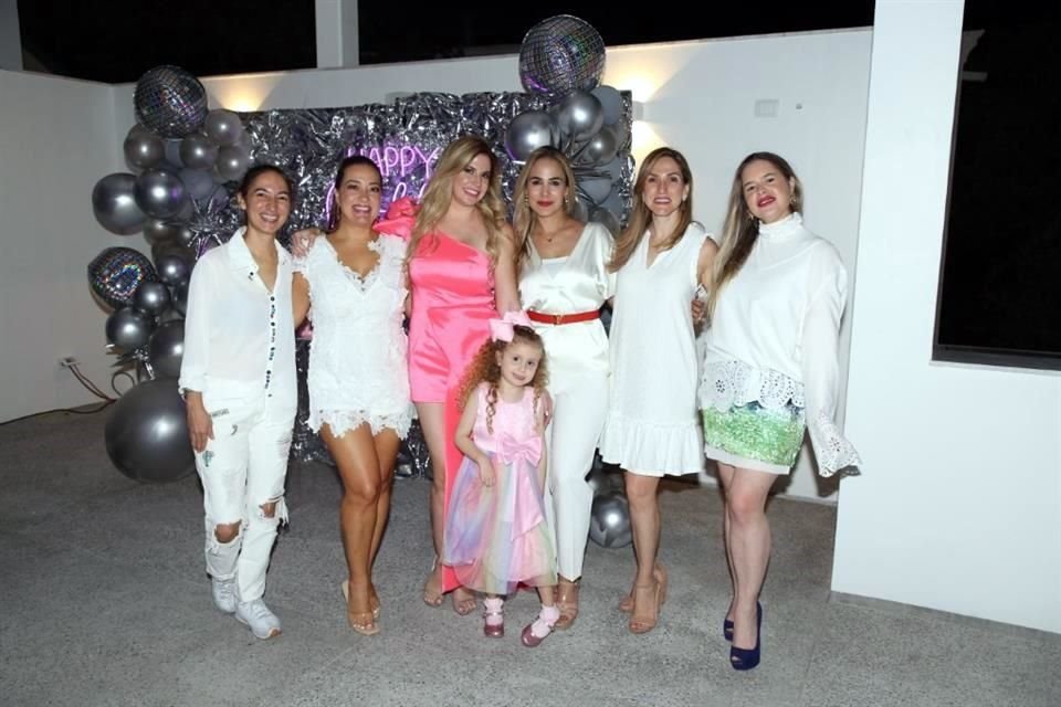 Claudia Martínez, Ale Lojero, Priscilla Ibarra, Anik Elizondo, Ana Salinas, Myriam Herrera y Cecy Lazo