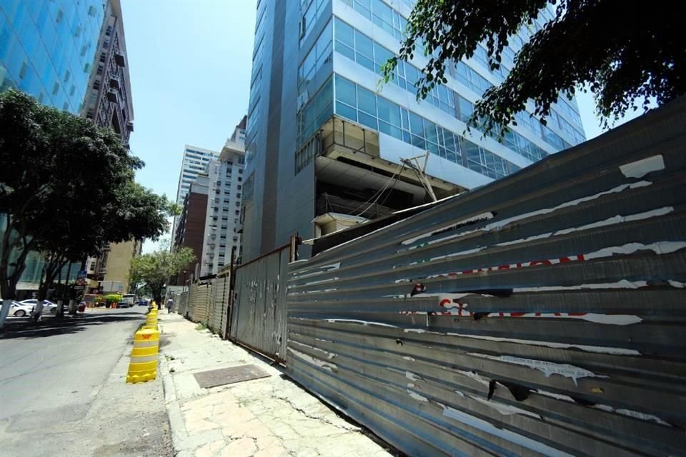 Vecinos de Ampliación Granada presentaron denuncias ciudadanas por un edificio de 23 niveles que se construye.