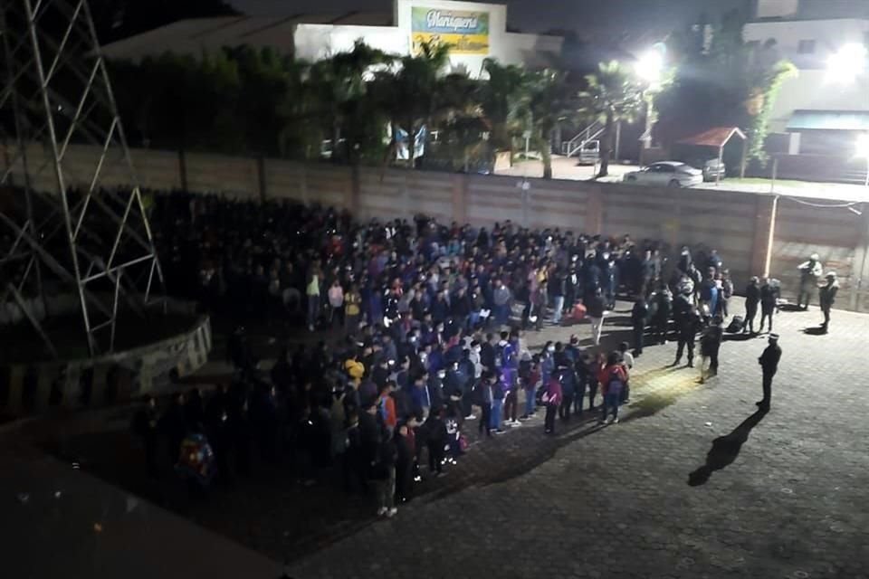 El INM informó que 'rescató' a 688 personas migrantes centroamericanos y del Caribe, 150 de ellos menores de edad, en dos operativos realizados en Puebla.