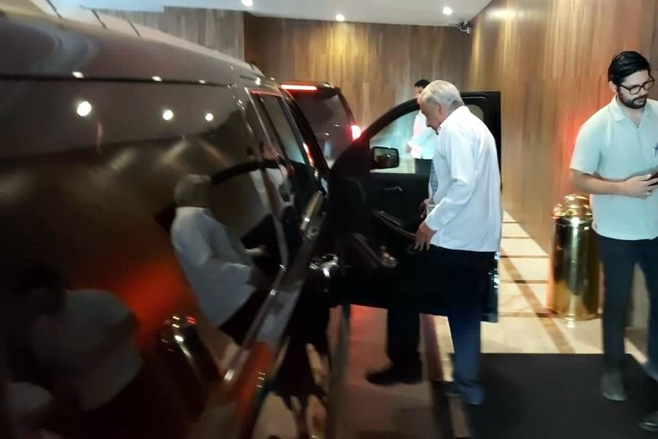 Minutos antes de las 8:30 el Presidente partió del hotel donde se hospeda, en el Centro, a la sede de la Cuarta Región Militar, en Av. Universidad.