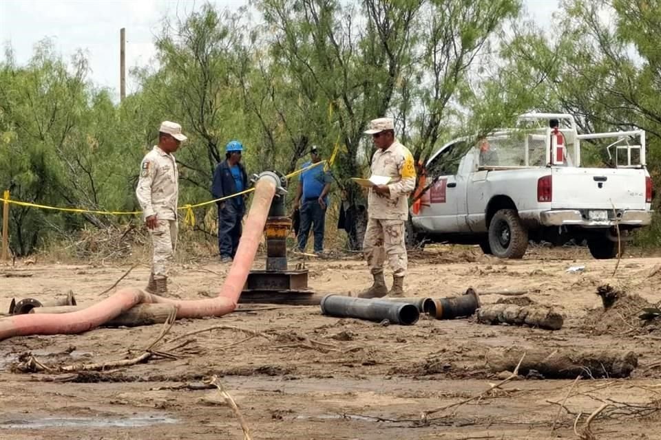 Durante semana y media lograron llegar a niveles de 1 metro, lo que permitía el ingreso de equipos de rescate; sin embargo, la madrugada del domingo 14, un nuevo ingreso masivo de agua elevó la inundación a cerca de 40 metros.