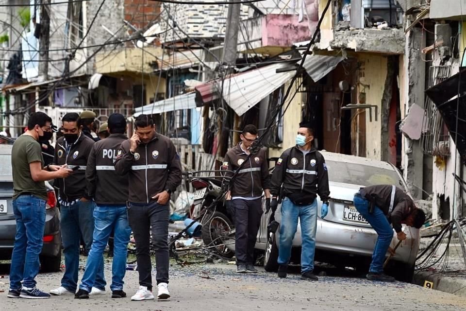 Miembros de la Policía Nacional investigan el sitio de la explosión.