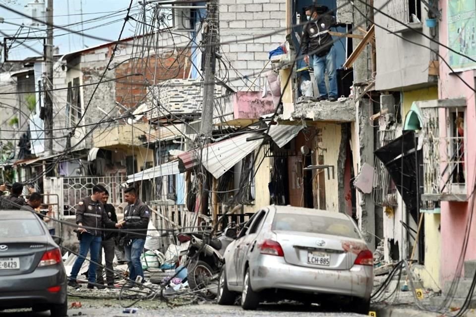La Policía inspecciona los daños después de la explosión en  en el barrio popular de Cristo del Consuelo de la ciudad de Guayaquil.