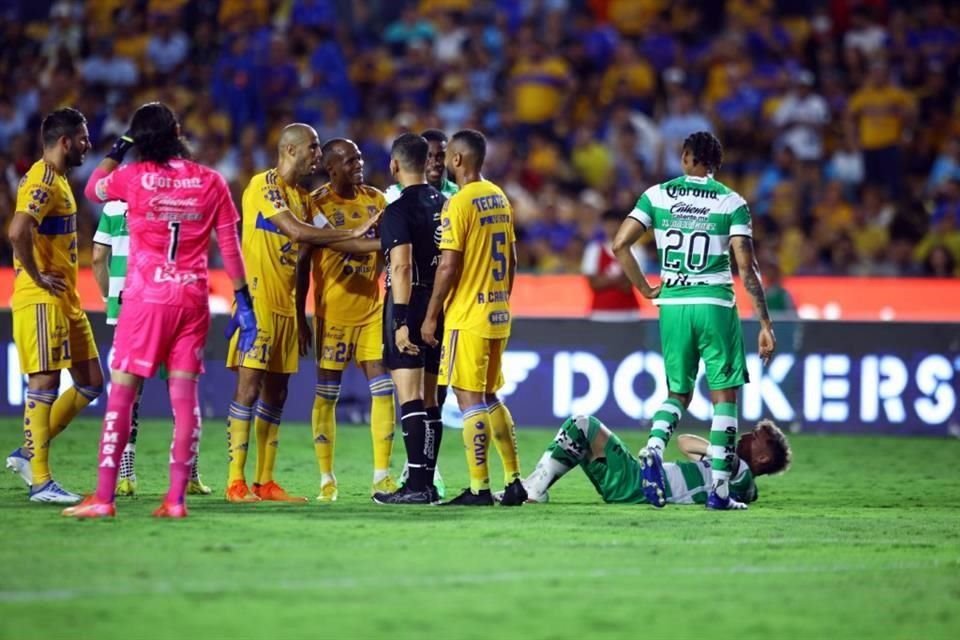 El brasileño le dio un manotazo a Fernando Gorriarán (en el piso), por lo que vio la segunda tarjeta amarilla.