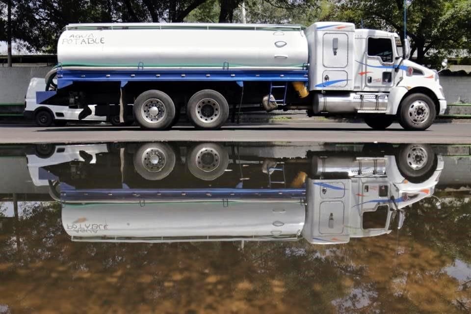 Habitantes de la CDMX encuentran formas de ahorrar y almacenar agua ante reducción que comienza hoy.