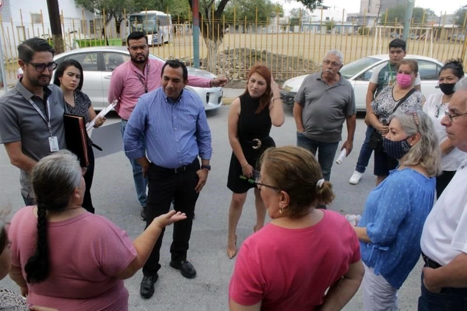 Vecinos de la Col. Iturbide reclamaron a las autoridades que la Prepa 16 busca apoderarse de una área verde. 
