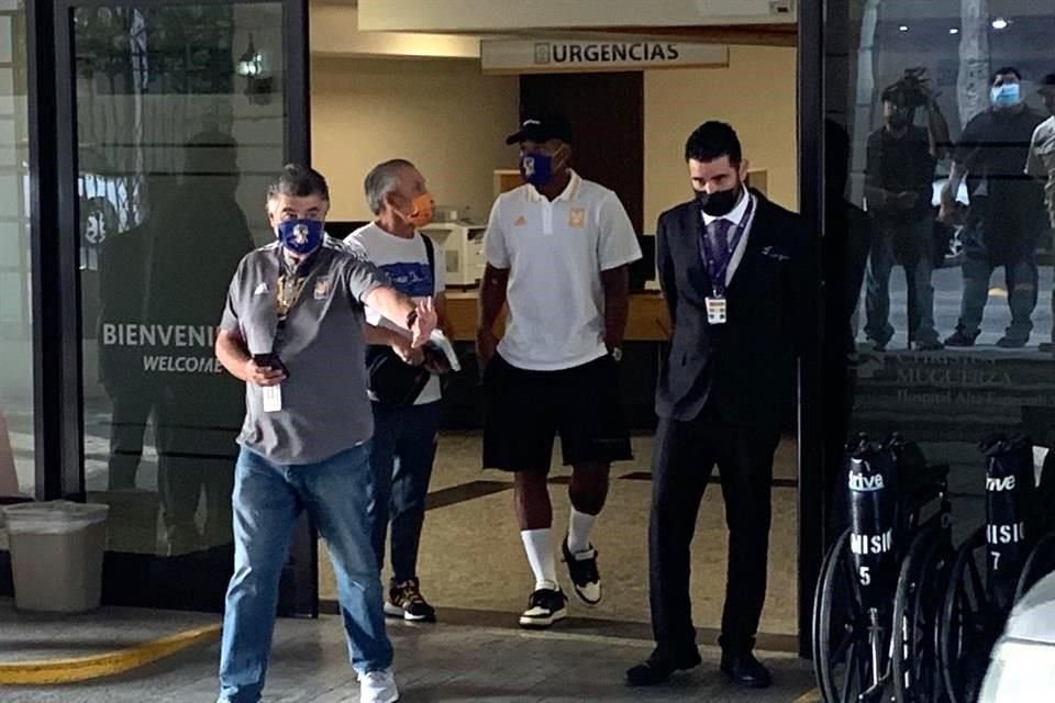 Samir Caetano a su salida del hospital en donde realizó los exámenes médicos.