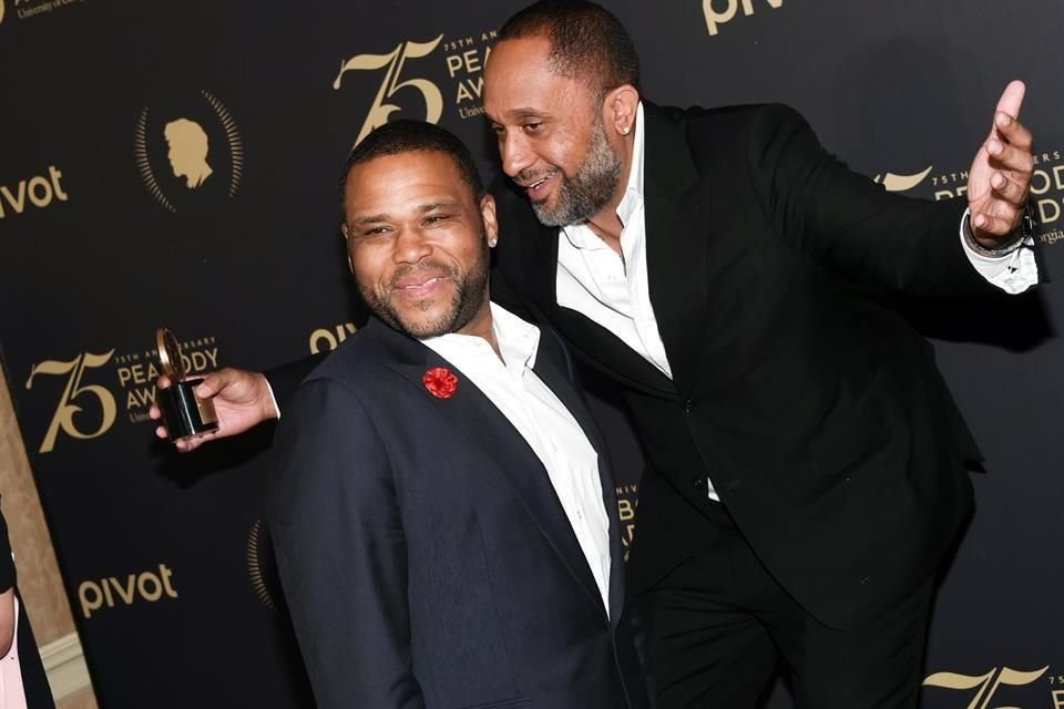 Warner Bros. alista un remake de su clásico 'El Mago de Oz', para el cual contrató a Kenya Barris (der.), creador de la serie 'Black-ish'.