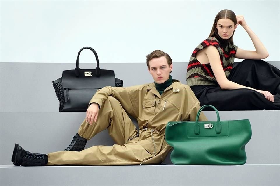 La casa de moda italiana Salvatore Ferragamo presentó en Milán su nueva colección para otoño/invierno 2022, inspirada en lo casual.