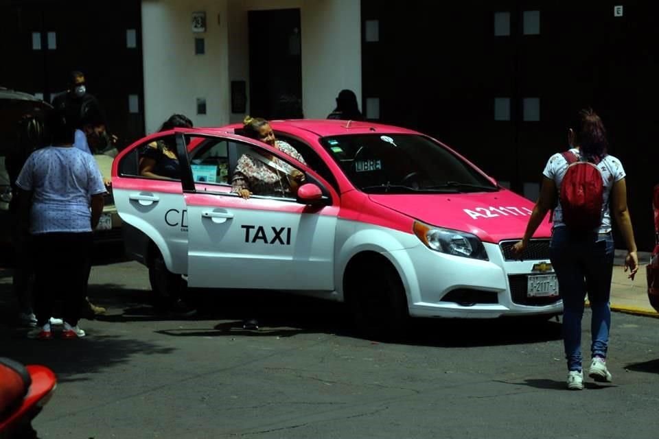 El Gobierno de la Ciudad de México decidió eximir o condonar parcialmente el pago de contribuciones a los taxistas.