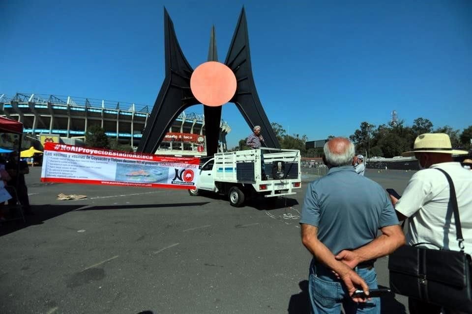 Vecinos de Tlalpan cuestionaron que Claudia Sheinbaum haya asegurado que existe un acuerdo con vecinos sobre el Estadio Azteca.