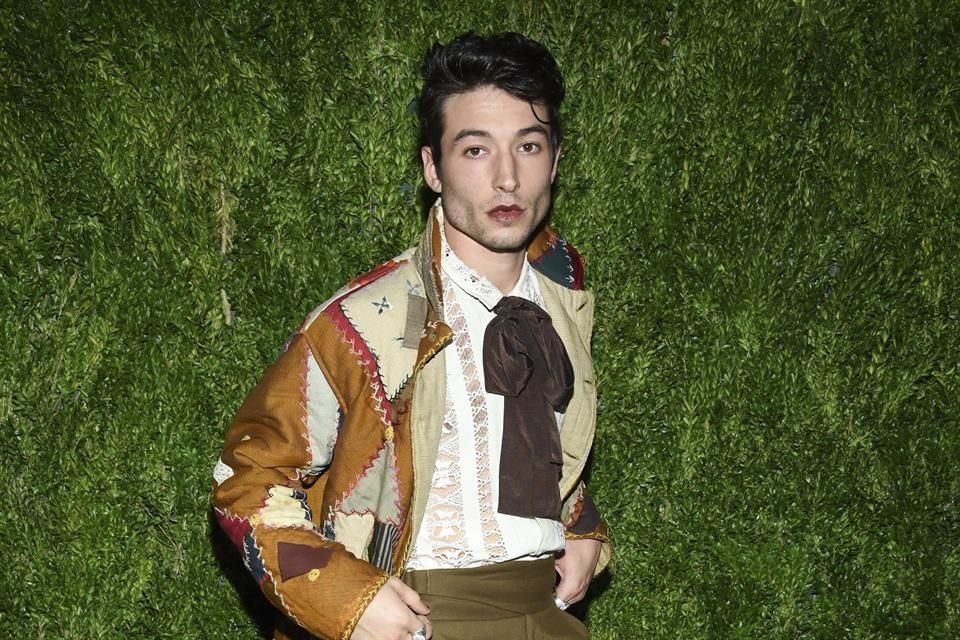 El actor Ezra Miller está buscando tratamiento para solucionar sus problemas de salud mental, según informó su representante legal.