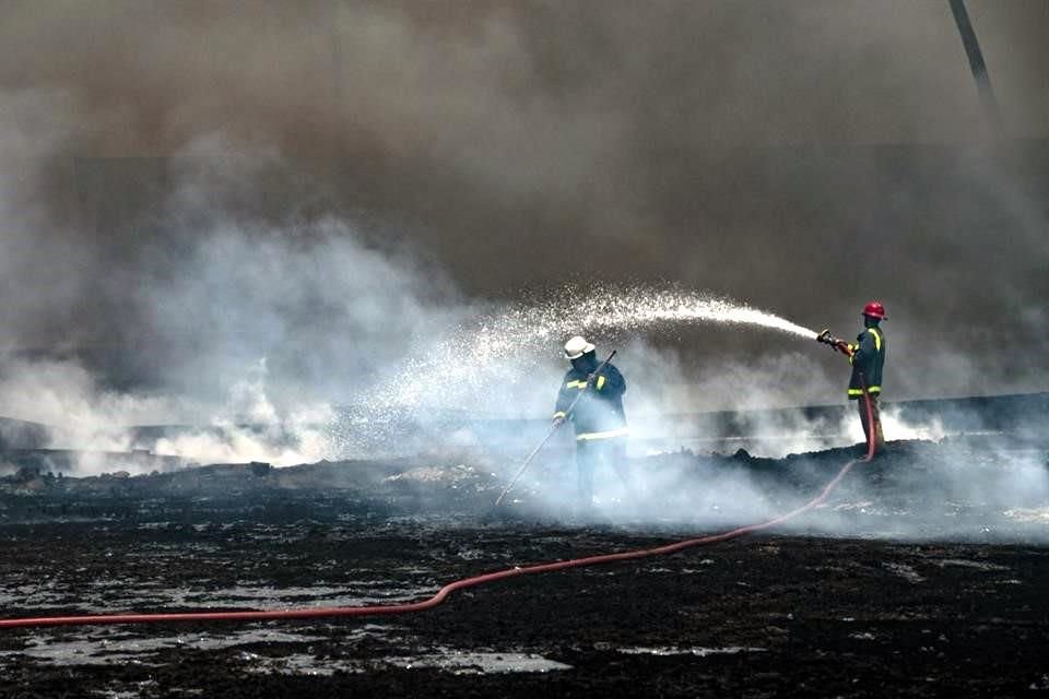 Bomberos trabajan para apagar un incendio mortal en una gran instalación de almacenamiento de petróleo en Matanzas, Cuba.