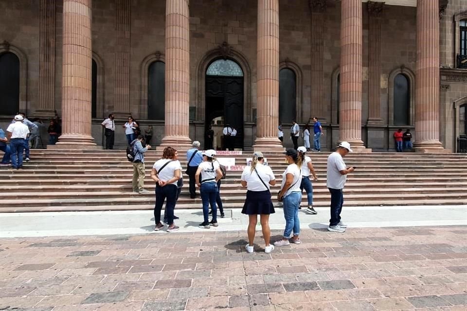 Portando lonas con fotos de sus seres queridos, el grupo unas 10 personas se mantuvo por una hora en la Explanda de los Héroes.