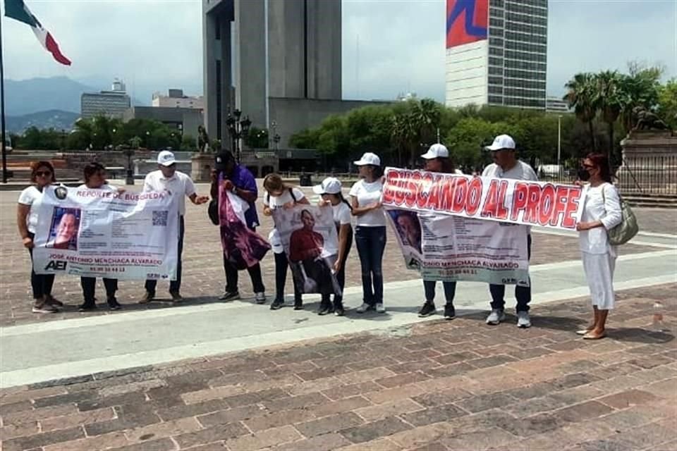 Portando lonas con fotos de sus seres queridos, el grupo unas 10 personas se mantuvo por una hora en la Explanda de los Héroes.